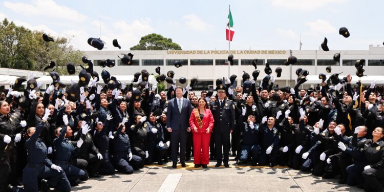 Encabeza Clara Brugada graduación de 426 policías de la Ciudad de México