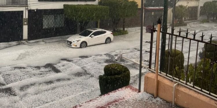 Fuertes lluvias y caída de granizo en varias alcaldías de CDMX