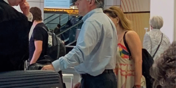 Exhiben al morenista Santiago Nieto en Ámsterdam