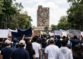 Padres de familia y estudiantes exigen frente a Rectoría de la UNAM examen presencial