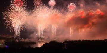 Avión es alcanzado por fuegos artificiales en Chicago en festejos del 4 de julio