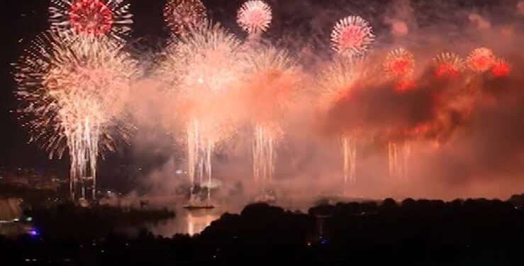 Avión es alcanzado por fuegos artificiales en Chicago en festejos del 4 de julio