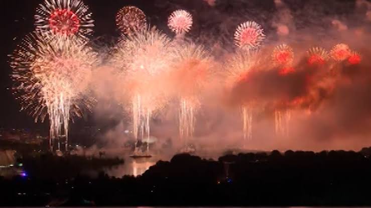 Avión es alcanzado por fuegos artificiales en Chicago en festejos del 4 de julio