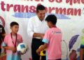 ¡Con libro de AMLO! Premia gobernador de Tabasco a equipo infantil que gana torneo