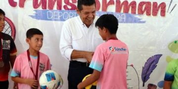 ¡Con libro de AMLO! Premia gobernador de Tabasco a equipo infantil que gana torneo
