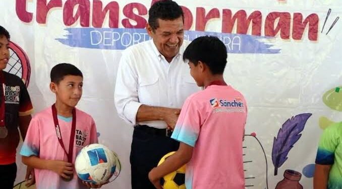 ¡Con libro de AMLO! Premia gobernador de Tabasco a equipo infantil que gana torneo