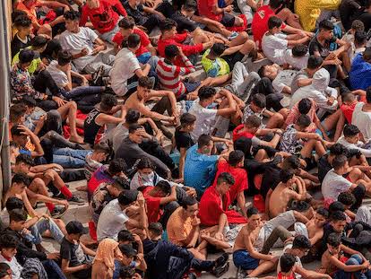 Máxima tensión en Ceuta: miles de migrantes escapan del control fronterizo y entran a España