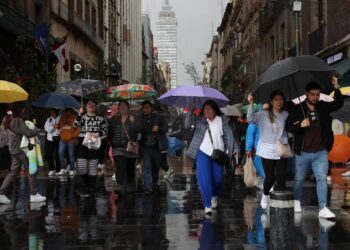 Jueves caluroso en la Ciudad de México, con lluvias fuertes, granizo y actividad eléctrica