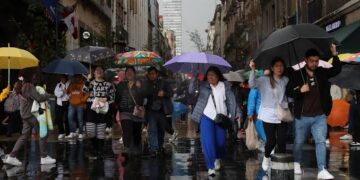 Jueves caluroso en la Ciudad de México, con lluvias fuertes, granizo y actividad eléctrica