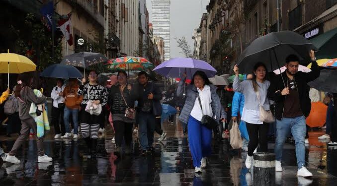 Jueves caluroso en la Ciudad de México, con lluvias fuertes, granizo y actividad eléctrica