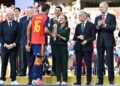 Presidenta Sheinbaum entrega el Balón de oro a Rodri, como mejor jugador del Mundial