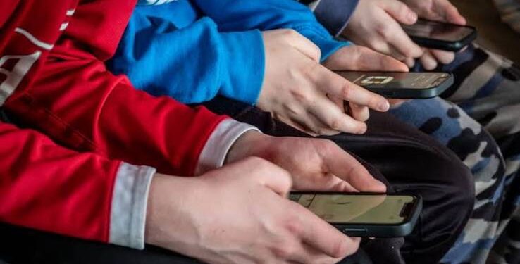 Francia: primer país de la Unión Europea en prohibir las redes sociales para menores