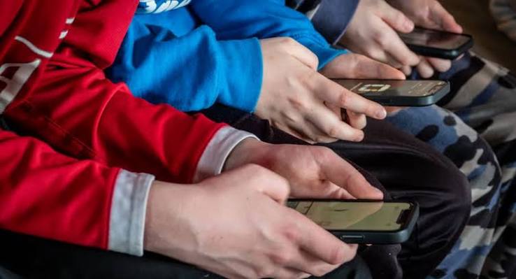 Francia: primer país de la Unión Europea en prohibir las redes sociales para menores