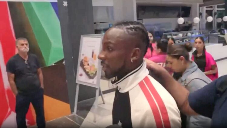 Quiñones provoca ovaciones en vuelo comercial, como nuevo ídolo