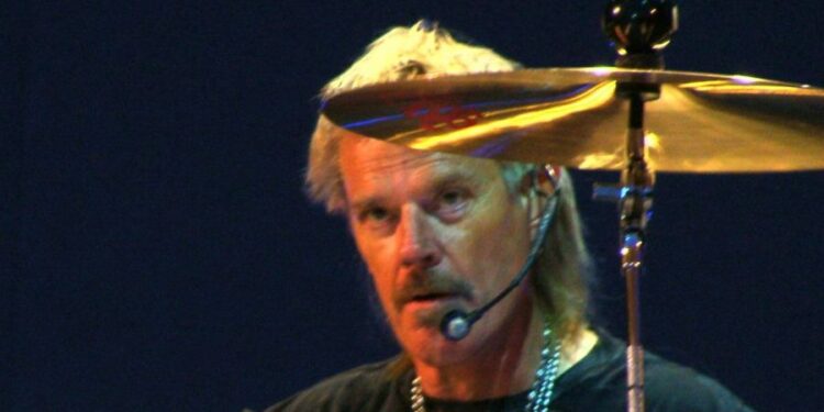 A los 77 años deja de existir el legendario baterista de ZZ Top, Frank Beard