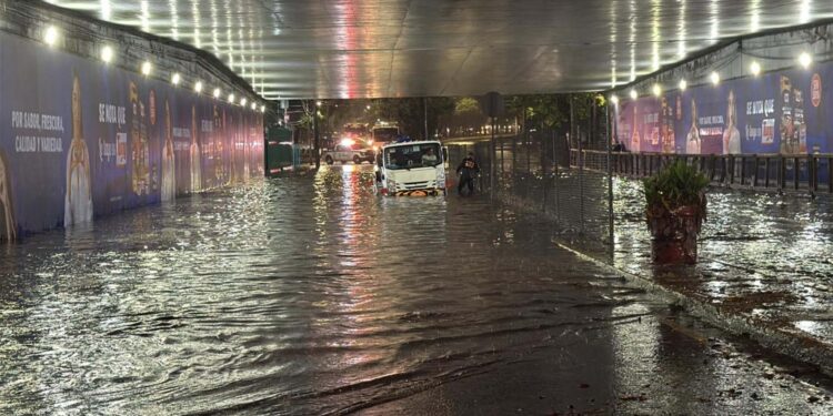 Llueve en toda la Ciudad, 16.9 millones de metros cúbicos; activan alerta roja y naranja