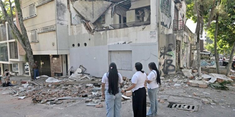 Sismo de magnitud 7.4 sacude Colombia, reportan por lo menos 30 muertos