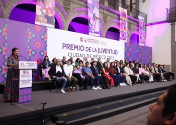Entrega Clara Brugada el Premio de la Juventud 2026