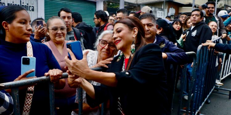 Encabeza Clara Brugada otra jornada de Casa por Casa, en El Ocotal, alcaldía Magdalena Contreras