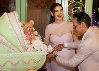 Marc Anthony y Nadia Ferreira en las nubes con su hija Myla