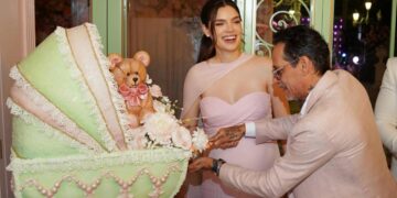 Marc Anthony y Nadia Ferreira en las nubes con su hija Myla