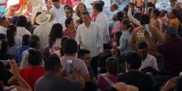 Tremenda rechifla a ex gobernador Alejandro Murat en Oaxaca, frente a la presidenta