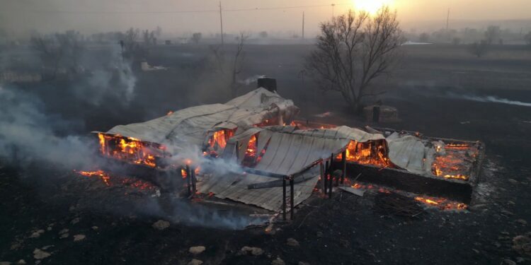 Avanzan devastadores incendios en Texas; ordenan evacuaciones masivas