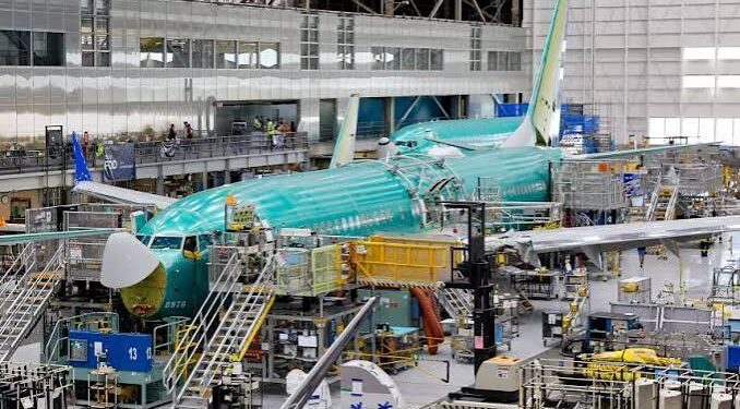 Ordenan inspeccionar cientos de aviones Boeing 737 Max por posibles grietas