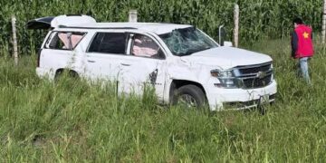 «Sacan» de carretera, camioneta del equipo de senadora del PT