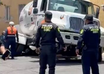 Pipa de gas cae en socavón de Coyoacán