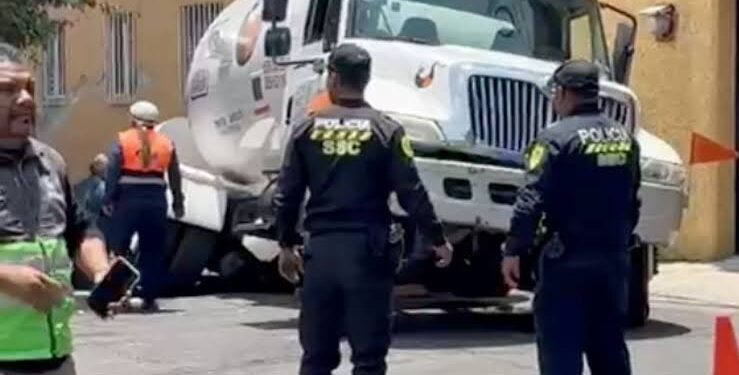 Pipa de gas cae en socavón de Coyoacán