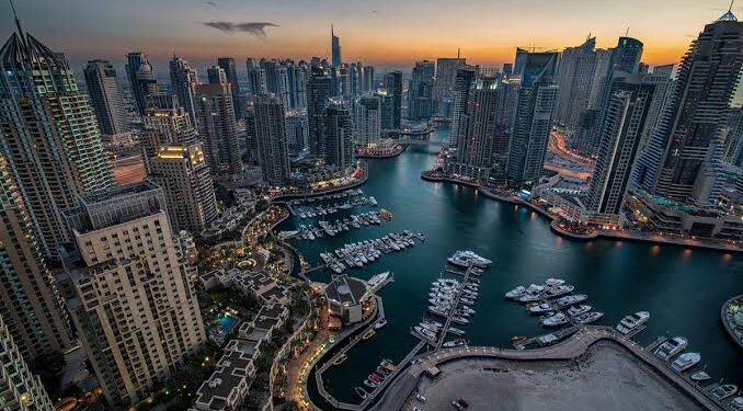 Tras recibir impacto de dos misiles, Emiratos rompe relaciones comerciales con Irán