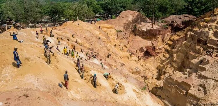 Tragedia: más de 100 muertos por colapso de mina de oro