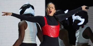Rosalía sorprende en su concierto en CDMX y honra a Paquita la del Barrio