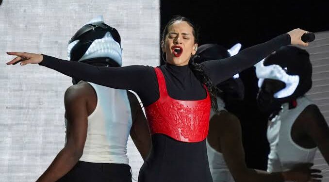 Rosalía sorprende en su concierto en CDMX y honra a Paquita la del Barrio