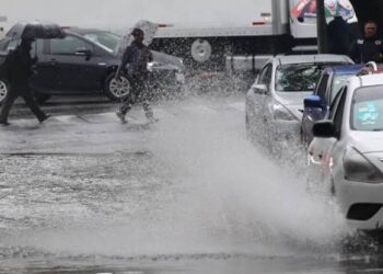 Pronostican domingo caluroso y con lluvias fuertes en la Ciudad de México; prepárese