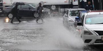 Pronostican domingo caluroso y con lluvias fuertes en la Ciudad de México; prepárese