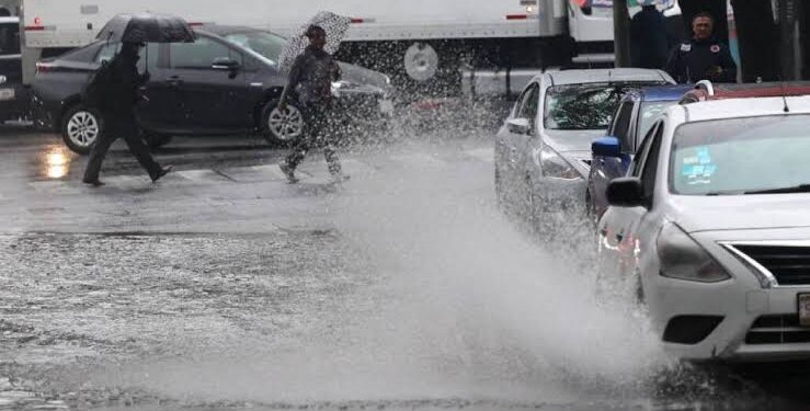 Pronostican domingo caluroso y con lluvias fuertes en la Ciudad de México; prepárese