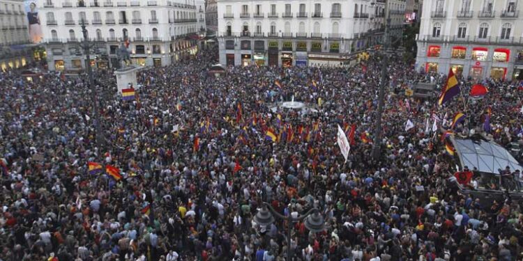 Miles protestan en Madrid, por indignante desalojo de anciana de 87 años