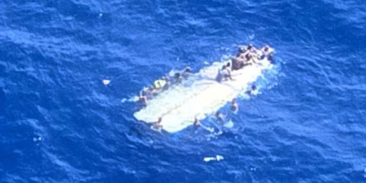 Rescatan a 40 migrantes tras naufragio en Puerto Rico, iban a bordo 65 personas