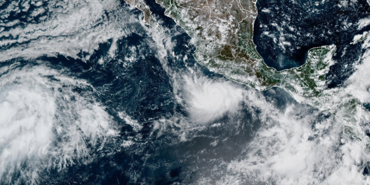 Suspenden clases en Michoacán y Guerrero; huracán ‘Polo’ podría ser categoría 5