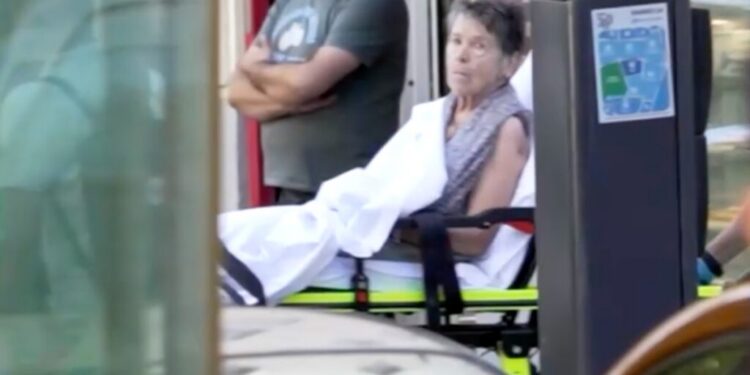 Maricarmen de 87 años regresa a casa después del desalojo que indignó a España