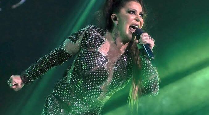 Alejandra Guzmán sufre dislocación de cadera en pleno concierto
