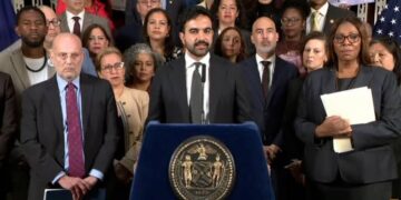 22 estados buscan frenar norma que dificultaría a inmigrantes obtener green cards
