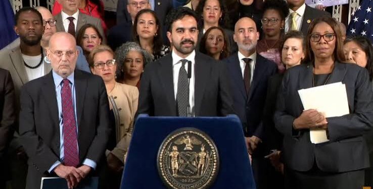 22 estados buscan frenar norma que dificultaría a inmigrantes obtener green cards