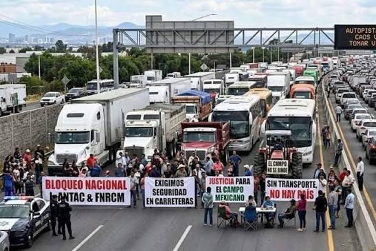 Transportistas muestran músculo, paralizan vialidades en todo el país