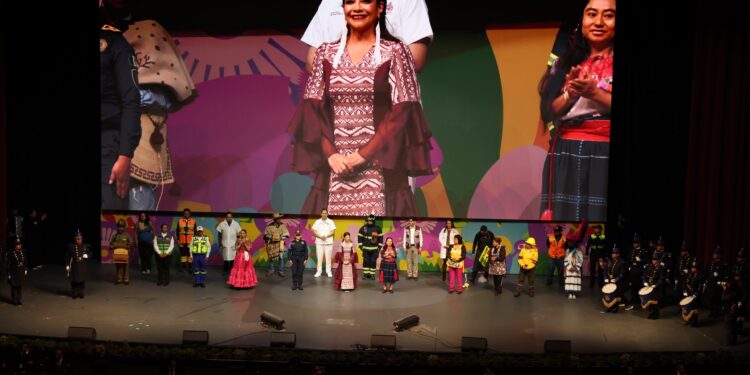 Clara Brugada rinde cuentas al pueblo en segundo informe, ante miles en Auditorio Nacional