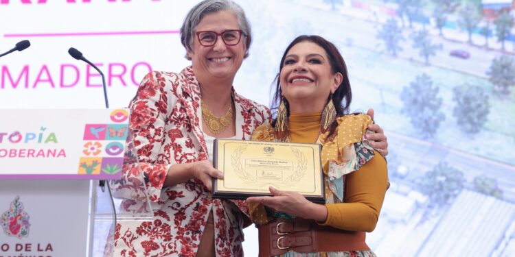 Clara Brugada recibe Pergamino de Honor de ONU-Hábitat por las Utopías