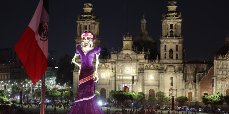 Inauguran ofrenda monumental con La Catrina más alta del mundo en El Zócalo
