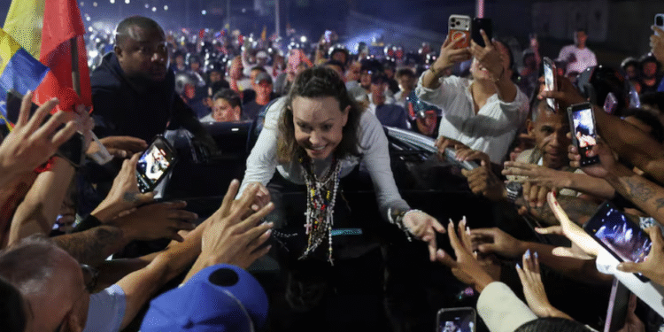María Corina Machado regresa a Venezuela miles la reciben y exigen elecciones